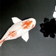＿＿＿＿＿＿＿＿＿＿＿＿＿＿＿＿＿＿＿＿＿＿＿ 「恋」を信じていますか？風の中に踊っているあなたに恋をした。一生を尽くし、恋をした。レン、淤泥より出づるも染まらず。ただし、遠観す可くして褻翫（せつがん）す可からざるを愛す。中国伝統的な「折り紙」を使い、コイとレンの恋の話を述べました。作品によるアジアの独特風雅な味わいを表現したいと思っています。                                                        ＿＿＿＿＿＿＿＿＿＿＿＿＿＿＿＿＿＿＿＿＿＿＿ 1200 x 1200／和紙