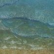 出町 麻衣子：裾 - 海と砂浜の境がわ服の裾のように美しく感じ、表現できたらと思いました。2016年 女子美術大学芸術学部美術学科日本画専攻　卒業【530mm×455mm ／雲肌麻紙、岩絵の具】